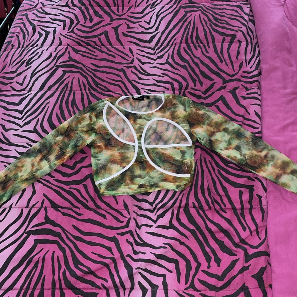 Long sleeve shirt crop top